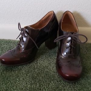 Patent leather oxford heel